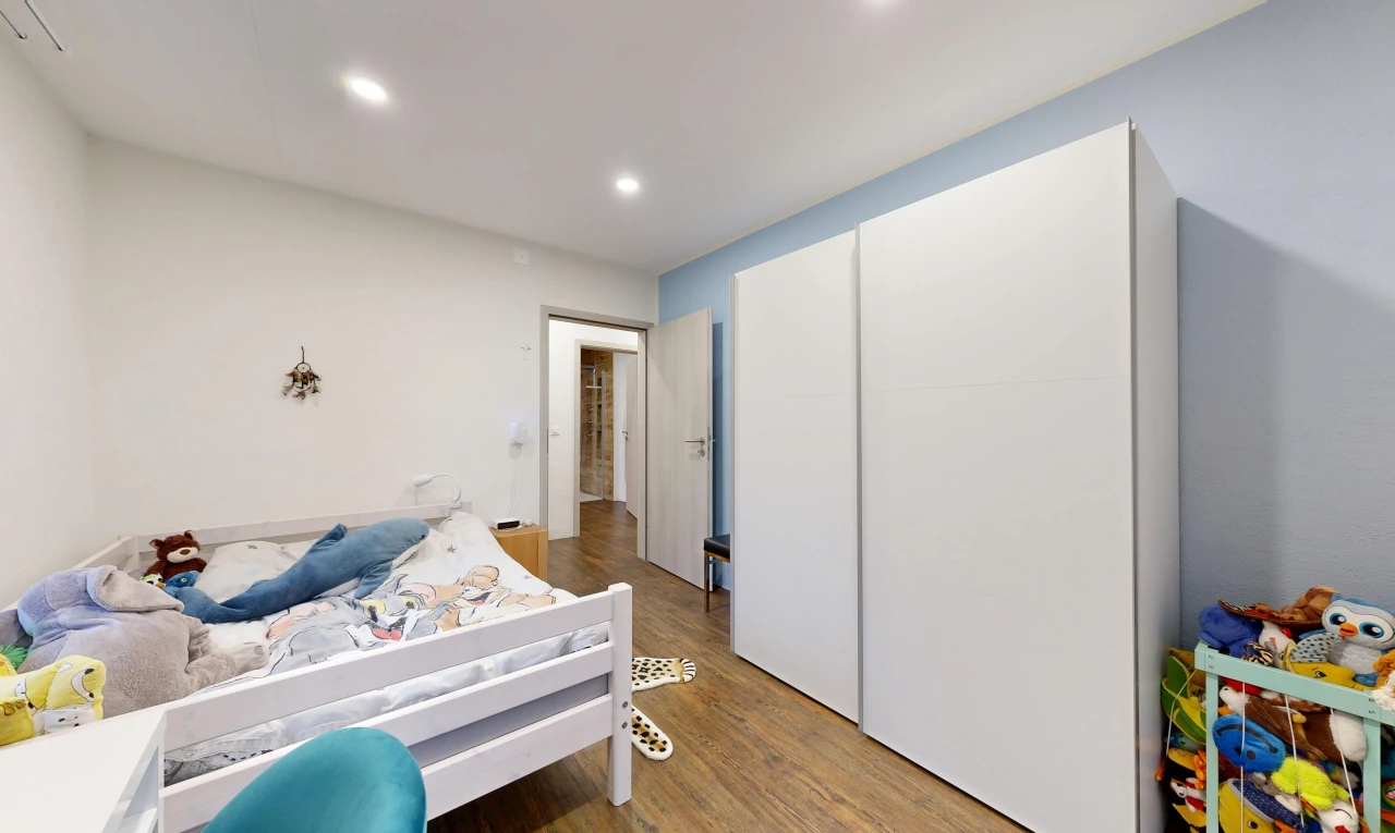 zimmer / schlafzimmer mit einbauleuchten, drywall, gipskartonwand, wood finish floor, und holzfußboden