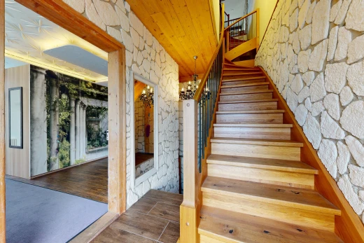 treppe mit steinwand, stone wall, treppen, holzfußboden, und wood finish floor
