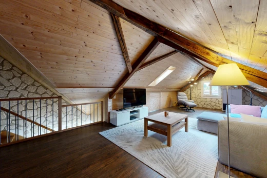 wohnzimmer mit stone wall, steinwand, vaulted ceiling, dachschräge, und wood ceiling