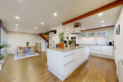 küche mit stone wall, steinwand, flat panel cabinets, schränke mit flachen paneelen, und einbauleuchten