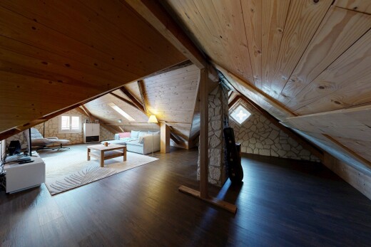 leerer raum mit stone wall, steinwand, low ceiling, niedrige decke, und vaulted ceiling