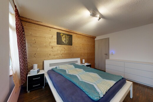 zimmer / schlafzimmer mit holzwand, wood wall, gipskartonwand, drywall, und dark floor