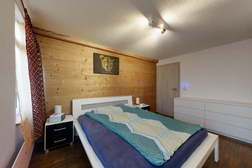 zimmer / schlafzimmer mit holzwand, wood wall, gipskartonwand, drywall, und dark floor