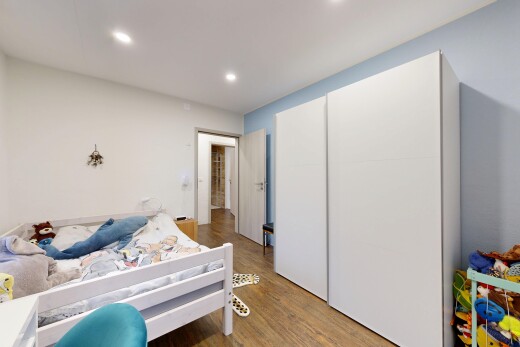 zimmer / schlafzimmer mit einbauleuchten, drywall, gipskartonwand, wood finish floor, und holzfußboden