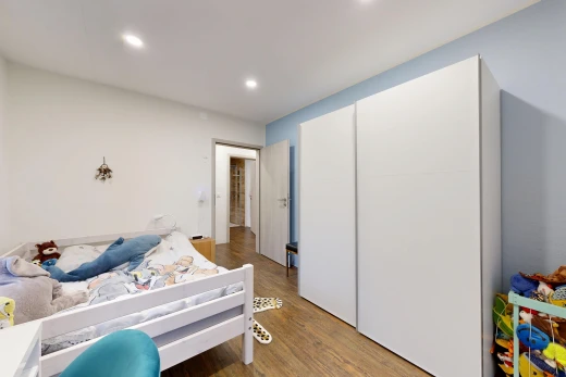 zimmer / schlafzimmer mit einbauleuchten, drywall, gipskartonwand, wood finish floor, und holzfußboden