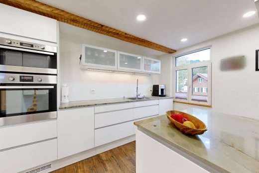küche mit glass insert cabinets, schränke mit glastüren, doppel backofen, light countertops, und einbauleuchten