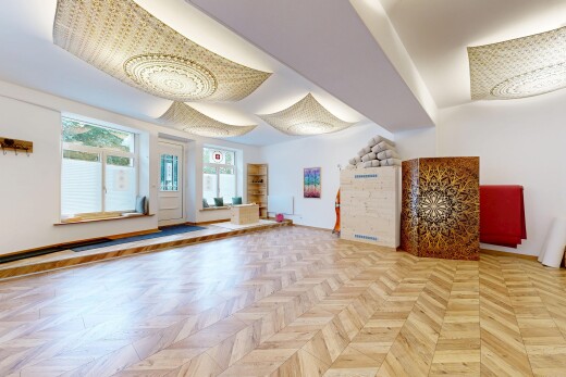 leerer raum mit gipskartonwand, drywall, außenzugang, natürliches licht, und parquet floor
