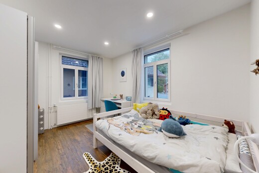 zimmer / schlafzimmer mit einbauleuchten, natürliches licht, drywall, gipskartonwand, und inside property