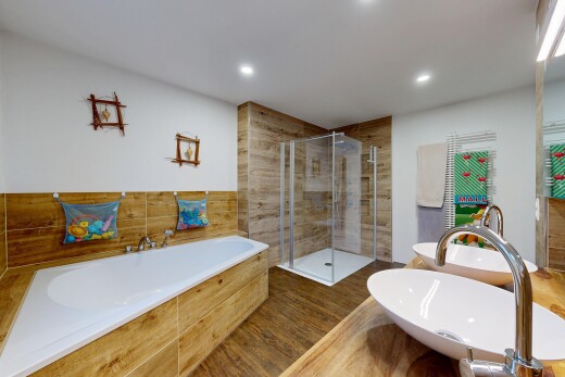 bad mit bad, dusche, komplettes badezimmer, waschbecken, und einbauleuchten