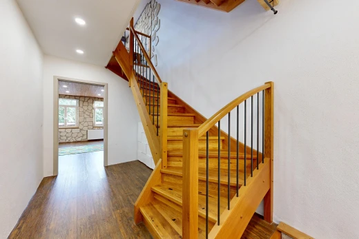 treppe mit treppen, einbauleuchten, natürliches licht, wood finish floor, und holzfußboden