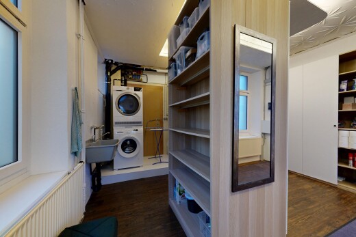 wäschekammer mit waschturm, dark floor, inside property, wood finish floor, und holzfußboden