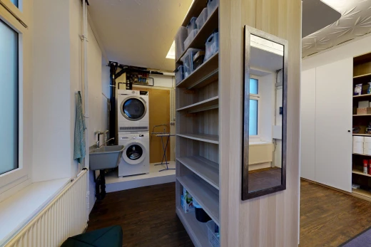 wäschekammer mit waschturm, dark floor, inside property, wood finish floor, und holzfußboden