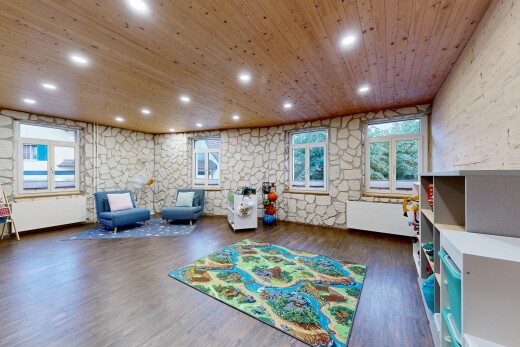 innenraum mit natürliches licht, inside property, und high end ceiling