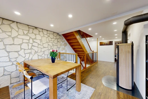 esszimmer mit treppen, einbauleuchten, stone wall, steinwand, und wood finish floor