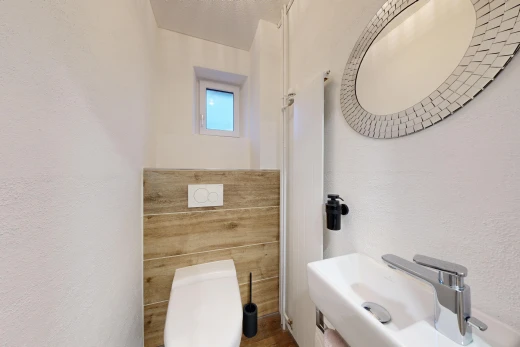 bad mit spiegel, waschbecken, inside property, und gäste-wc