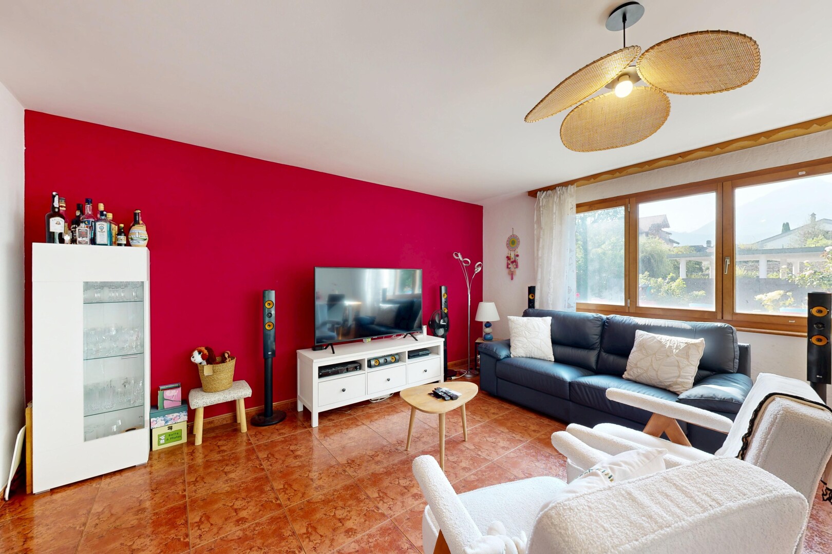 salon avec télévision, drywall, cloison sèche, et ventilateur de plafond