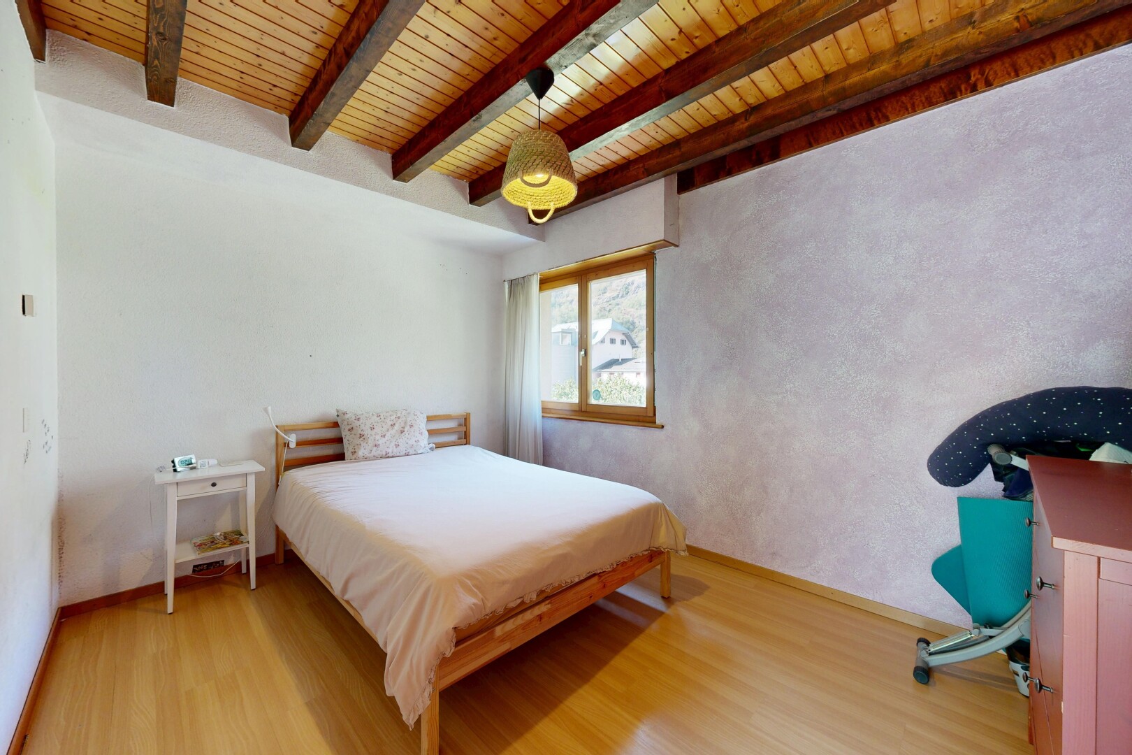 chambre avec plafond en bois, wood ceiling, plafond à poutres, beamed ceiling, et high end ceiling