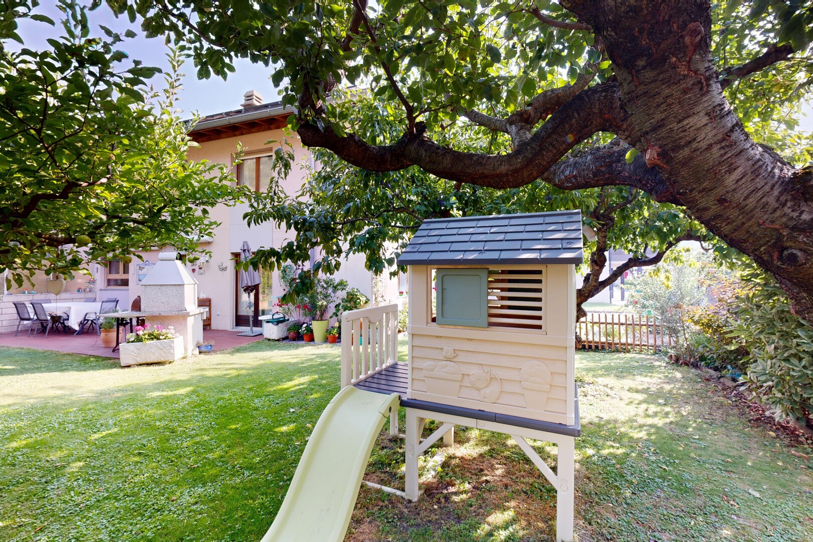 jardin avec pelouse, clôture, property visible, et from property