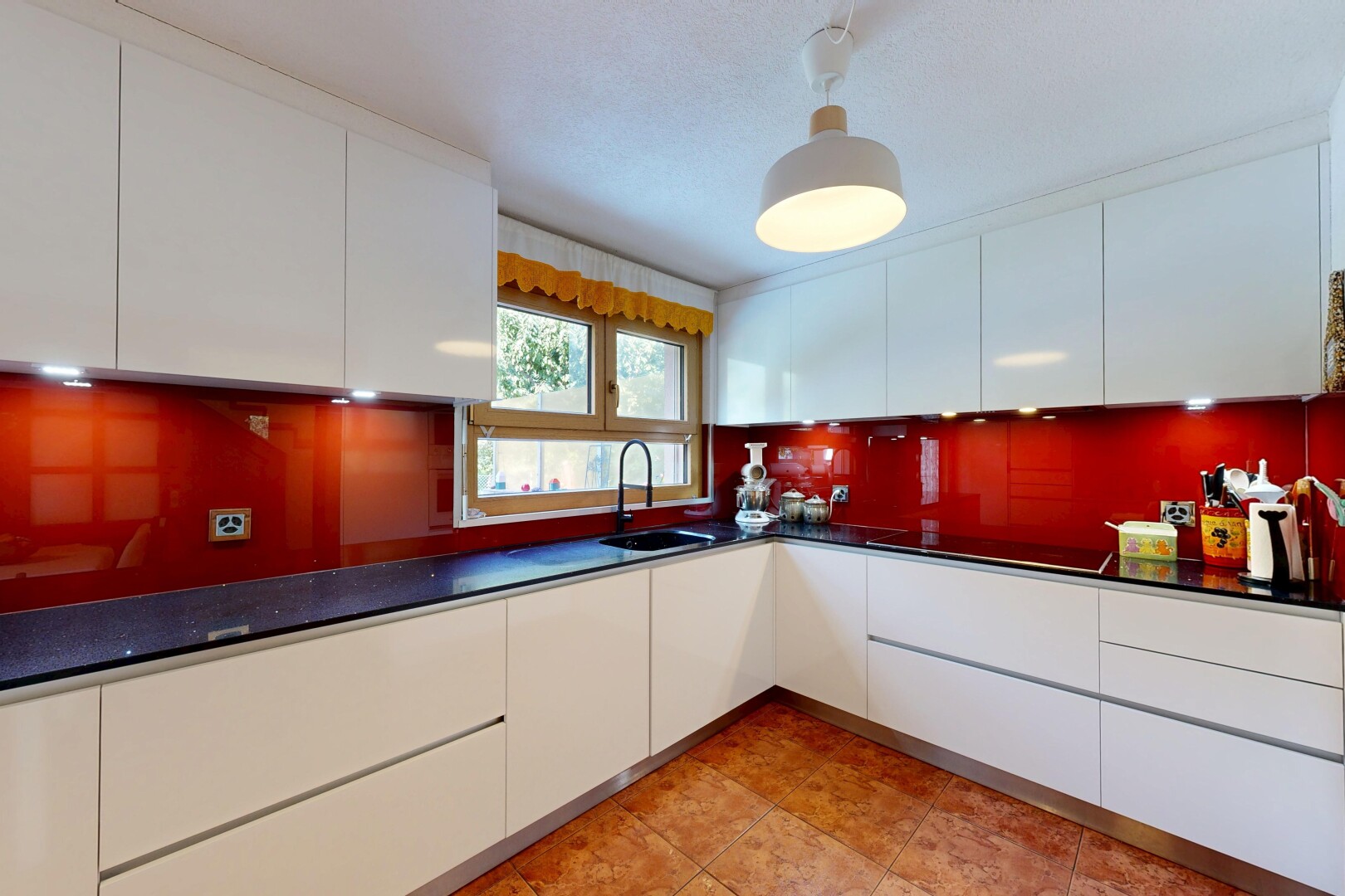 cuisine avec dark countertops, plans de travail, flat panel cabinets, armoires à panneau plat, et white cabinets