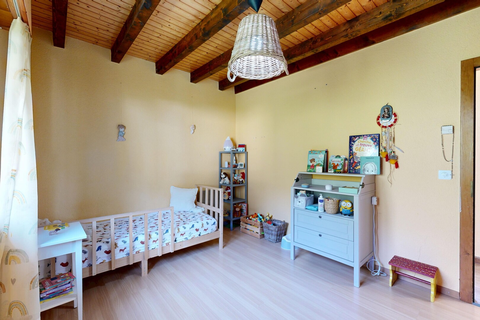chambre avec plafond à poutres, beamed ceiling, plafond en bois, wood ceiling, et high end ceiling