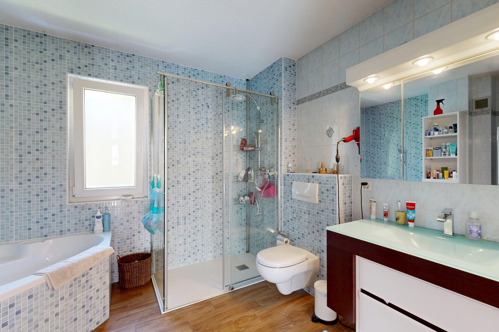 salle de bains avec salle de bain complète, douche, tile wall, mur en carrelage, et lavabo (ou coiffeuse selon le contexte)