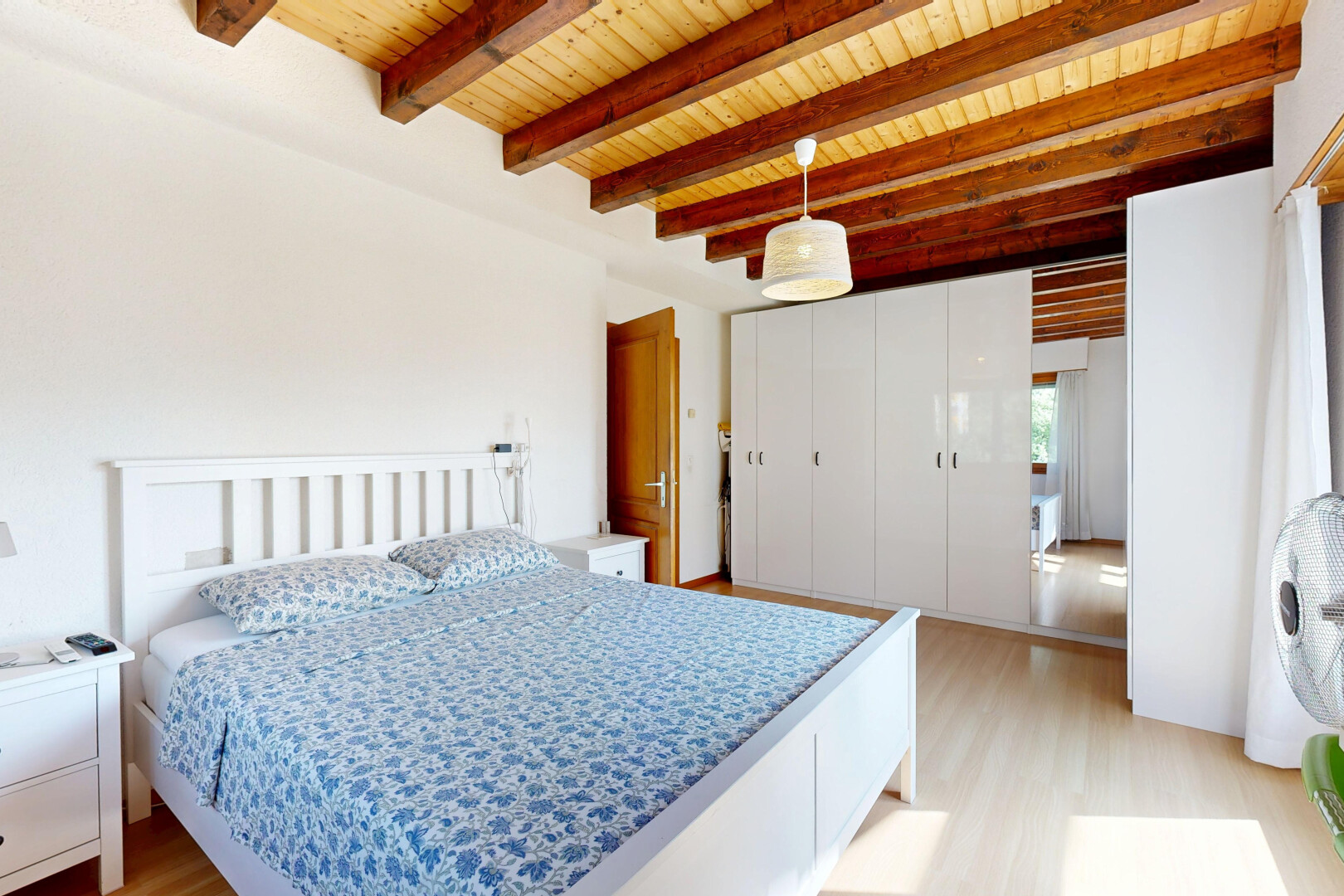 chambre avec beamed ceiling, plafond à poutres, éclairage suspendu, wood ceiling, et plafond en bois