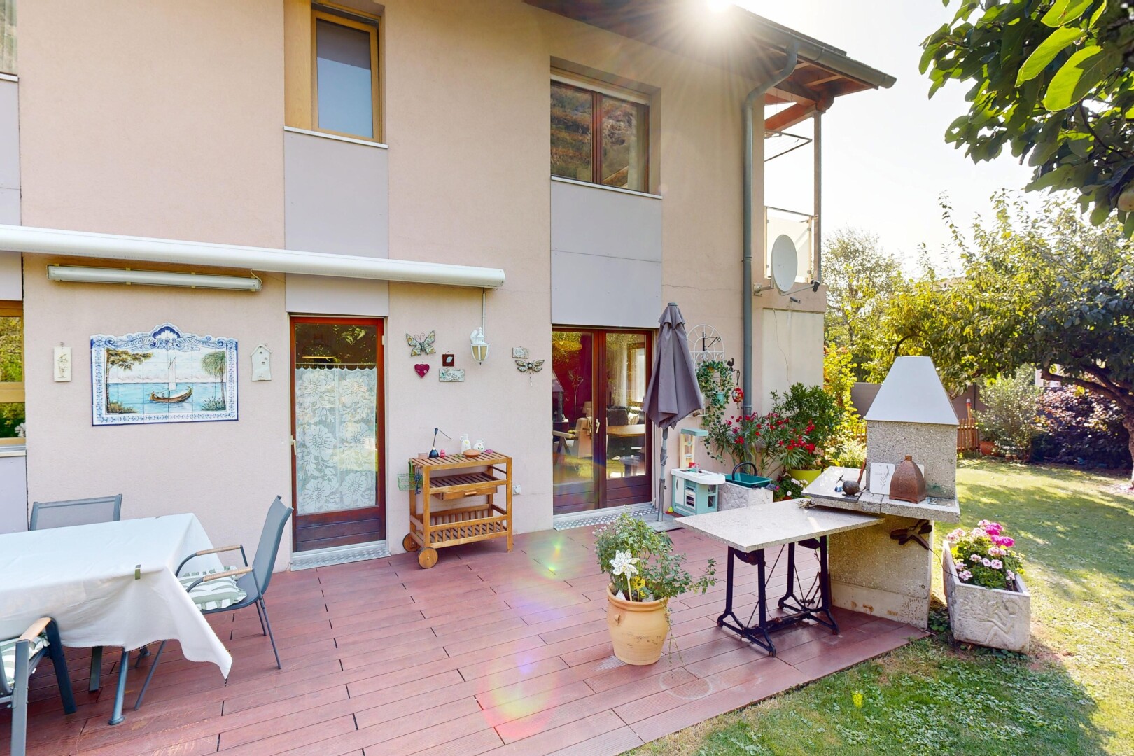 terrasse avec overcast et coin repas extérieur