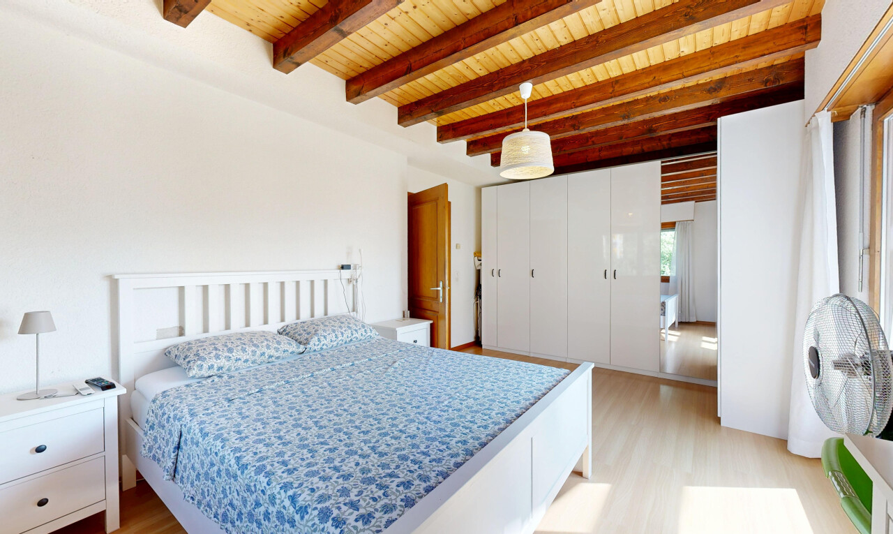 chambre avec beamed ceiling, plafond à poutres, éclairage suspendu, wood ceiling, et plafond en bois