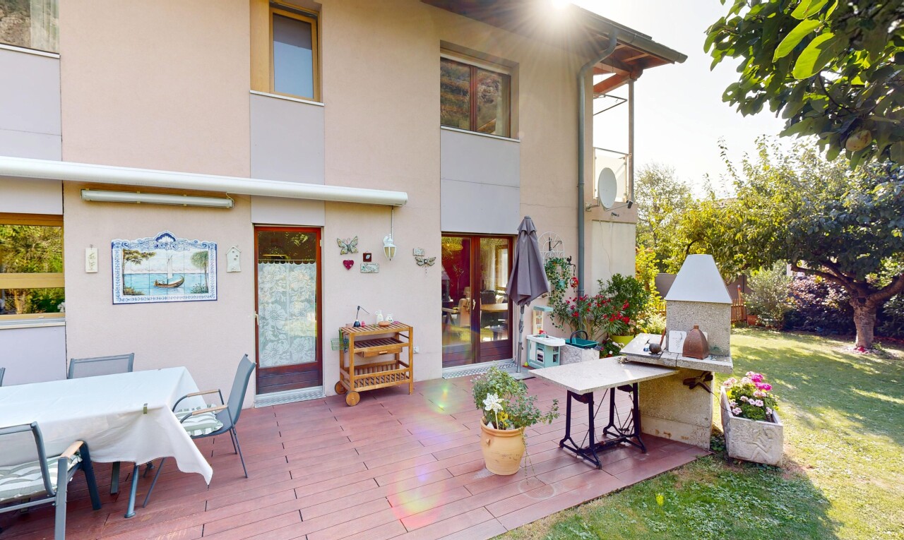 terrasse avec overcast et coin repas extérieur