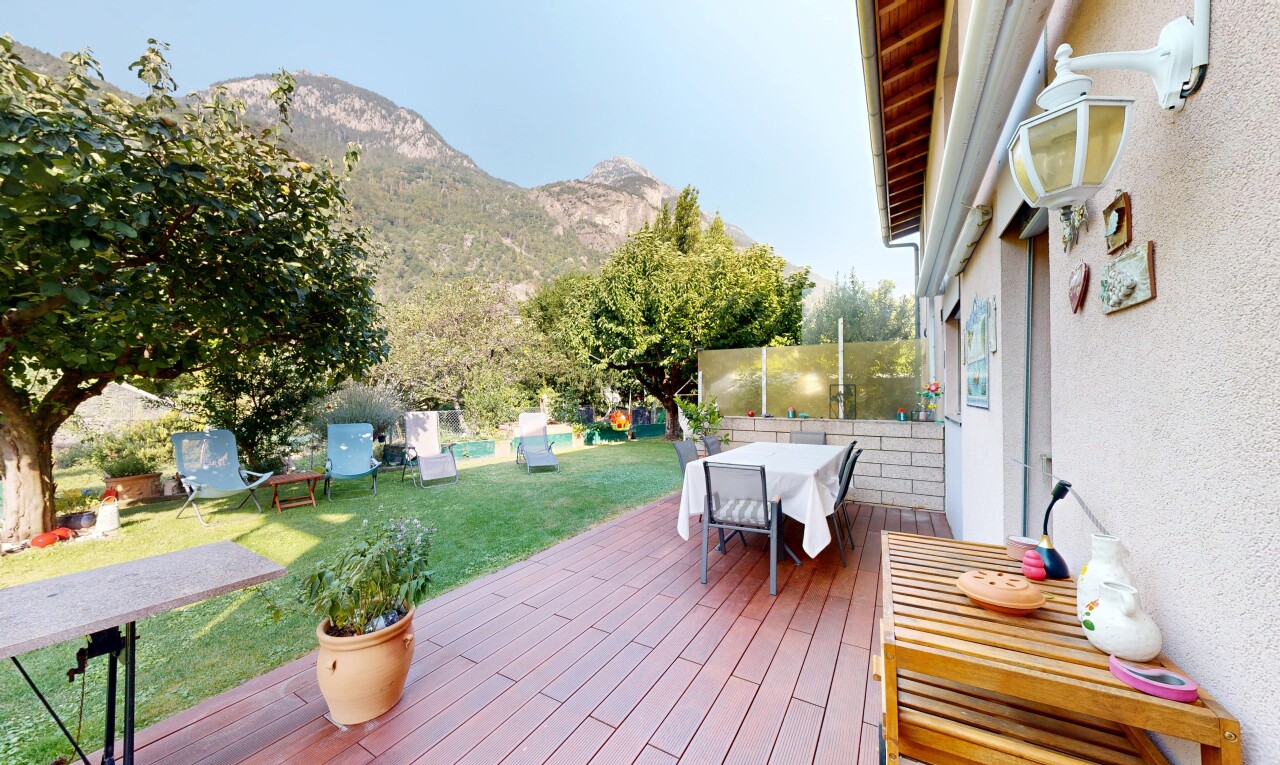 terrasse avec coin repas extérieur, terrasse, pelouse, vue sur la montagne, et mountain view