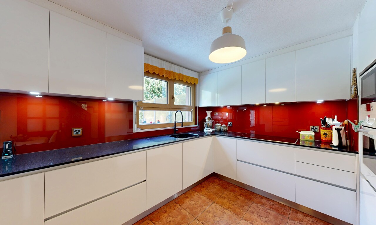 cuisine avec dark countertops, plans de travail, flat panel cabinets, armoires à panneau plat, et white cabinets