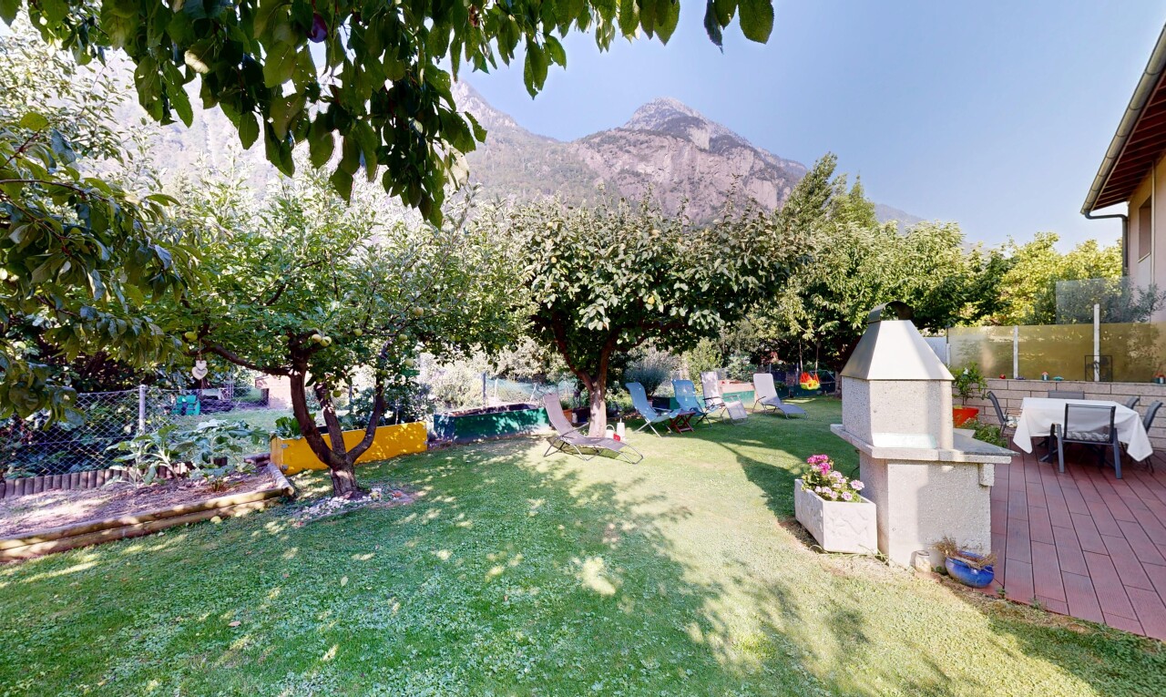 jardin avec from property, pelouse, vue sur la montagne, mountain view, et terrasse