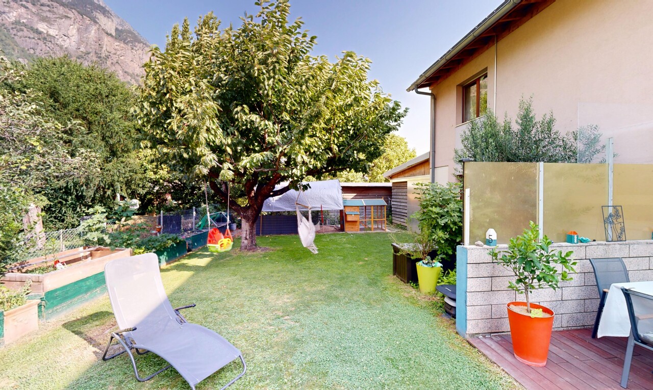 jardin avec pelouse, clôture, et from property