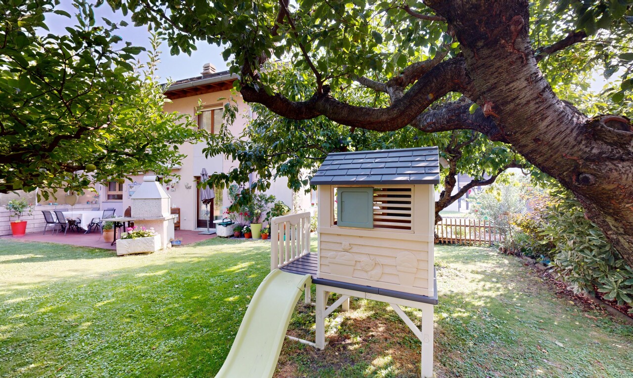 jardin avec pelouse, clôture, property visible, et from property