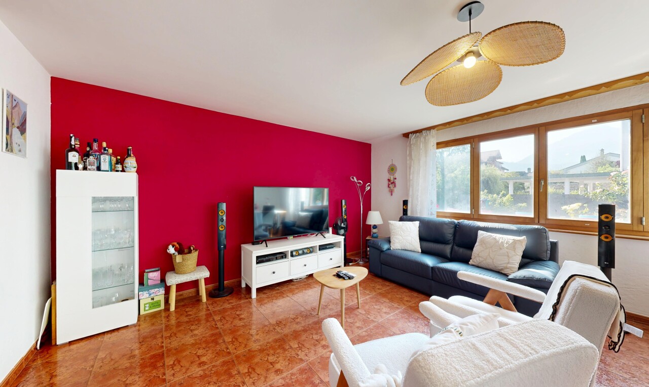 salon avec télévision, drywall, cloison sèche, et ventilateur de plafond