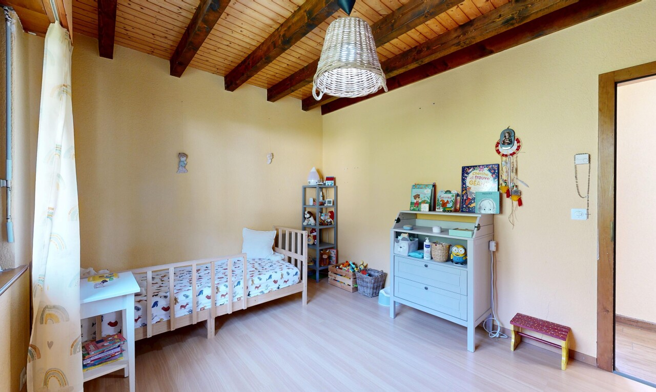 chambre avec plafond à poutres, beamed ceiling, plafond en bois, wood ceiling, et high end ceiling