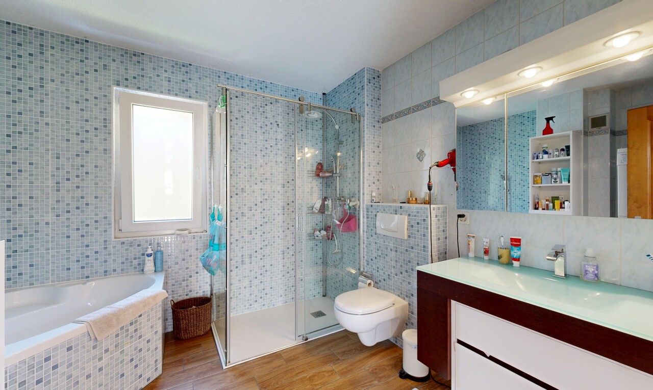 salle de bains avec salle de bain complète, douche, tile wall, mur en carrelage, et lavabo (ou coiffeuse selon le contexte)