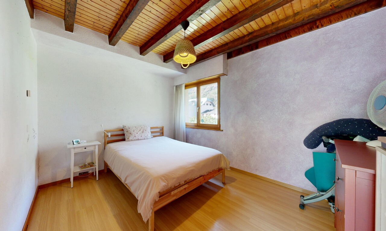 chambre avec plafond en bois, wood ceiling, plafond à poutres, beamed ceiling, et high end ceiling