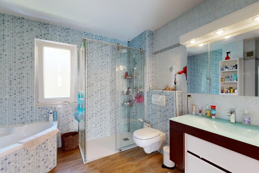 salle de bains avec salle de bain complète, douche, tile wall, mur en carrelage, et lavabo (ou coiffeuse selon le contexte)
