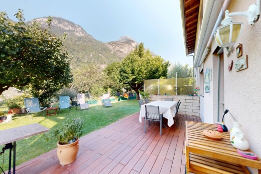 terrasse avec coin repas extérieur, terrasse, pelouse, vue sur la montagne, et mountain view