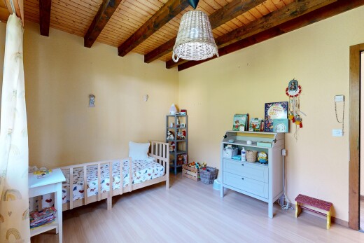 chambre avec plafond à poutres, beamed ceiling, plafond en bois, wood ceiling, et high end ceiling