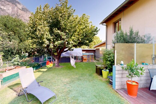 jardin avec pelouse, clôture, et from property