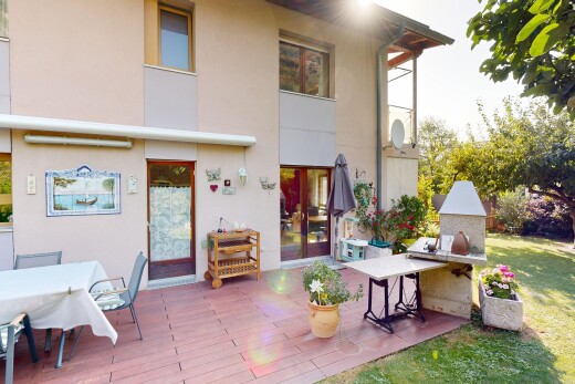 terrasse avec overcast et coin repas extérieur