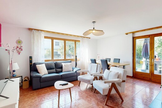 salon / salle à manger avec drywall, cloison sèche, ventilateur de plafond, inside property, et light floor