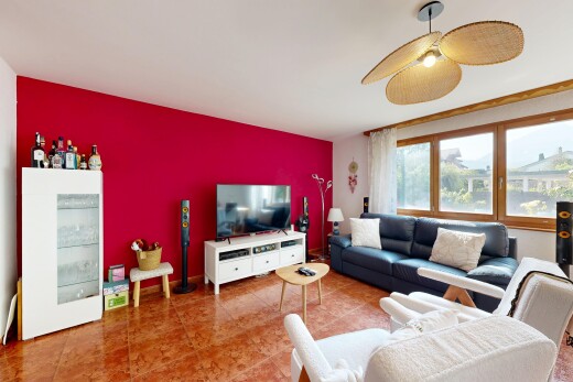 salon avec télévision, drywall, cloison sèche, et ventilateur de plafond