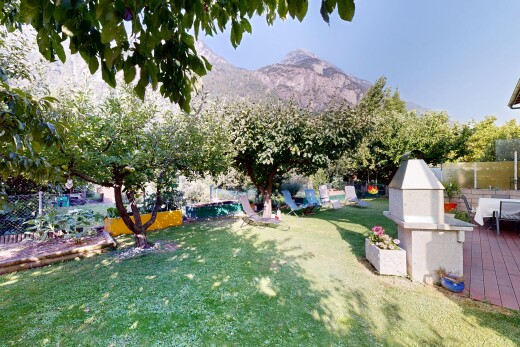 jardin avec from property, pelouse, vue sur la montagne, mountain view, et terrasse