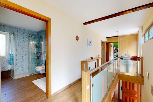 couloir avec wood finish floor, sol en finition bois, inside property, drywall, et cloison sèche