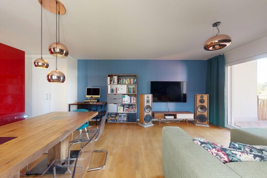 wohn- / esszimmer mit inside property, drywall, wood finish floor, holzfußboden, und gipskartonwand