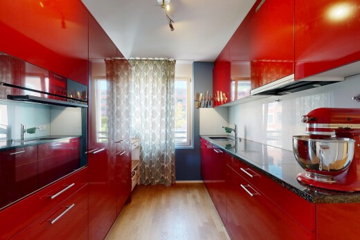 küche mit rote schränke, schränke mit flachen paneelen, wood finish floor, holzfußboden, und ofen