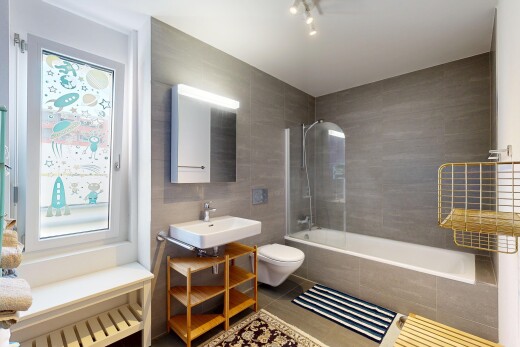 bad mit spiegel, kombiniertes bad / dusche, komplettes badezimmer, toilette, und tile shower